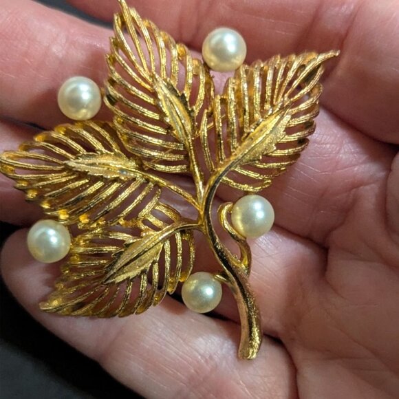 Vintage Lisner Gold Tone Leaf Brooch With Faux Pearls - Picture 2 of 9
